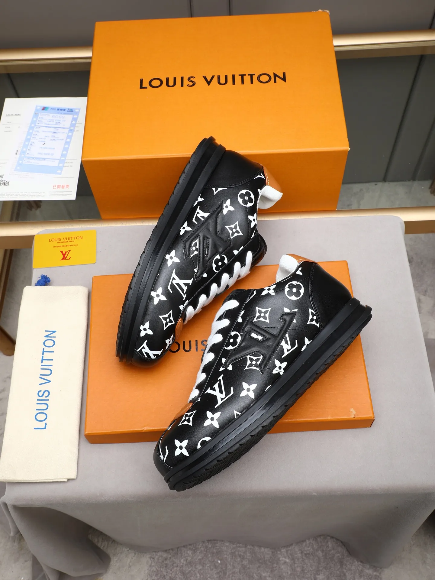 PP560 LV Louis Vuitton L Jialu Brand Runner Tatic Series Thick-soled Casual Sports Shoes Running Shoes Original purchase, development and production This LV Runner Tatic sports shoe combines technical materials such as mesh fabric and ribbons to interpret the inspiration of traditional mountaineering shoes. LV letters are written on one side, the lariat buckle of the quick lacing system is embellished with Monogram flowers and Louis Vuitton logos, and the light and wear-resistant rubber outsole completes the whole. ▪️Fabric: Original imported cowhide + mesh ▪️Inner lining: Original customized breathable mesh ▪️Sole: Original open-molded anti-slip rubber combination material ▪️Size: Men's 38-44 (customized for 45 and 46)